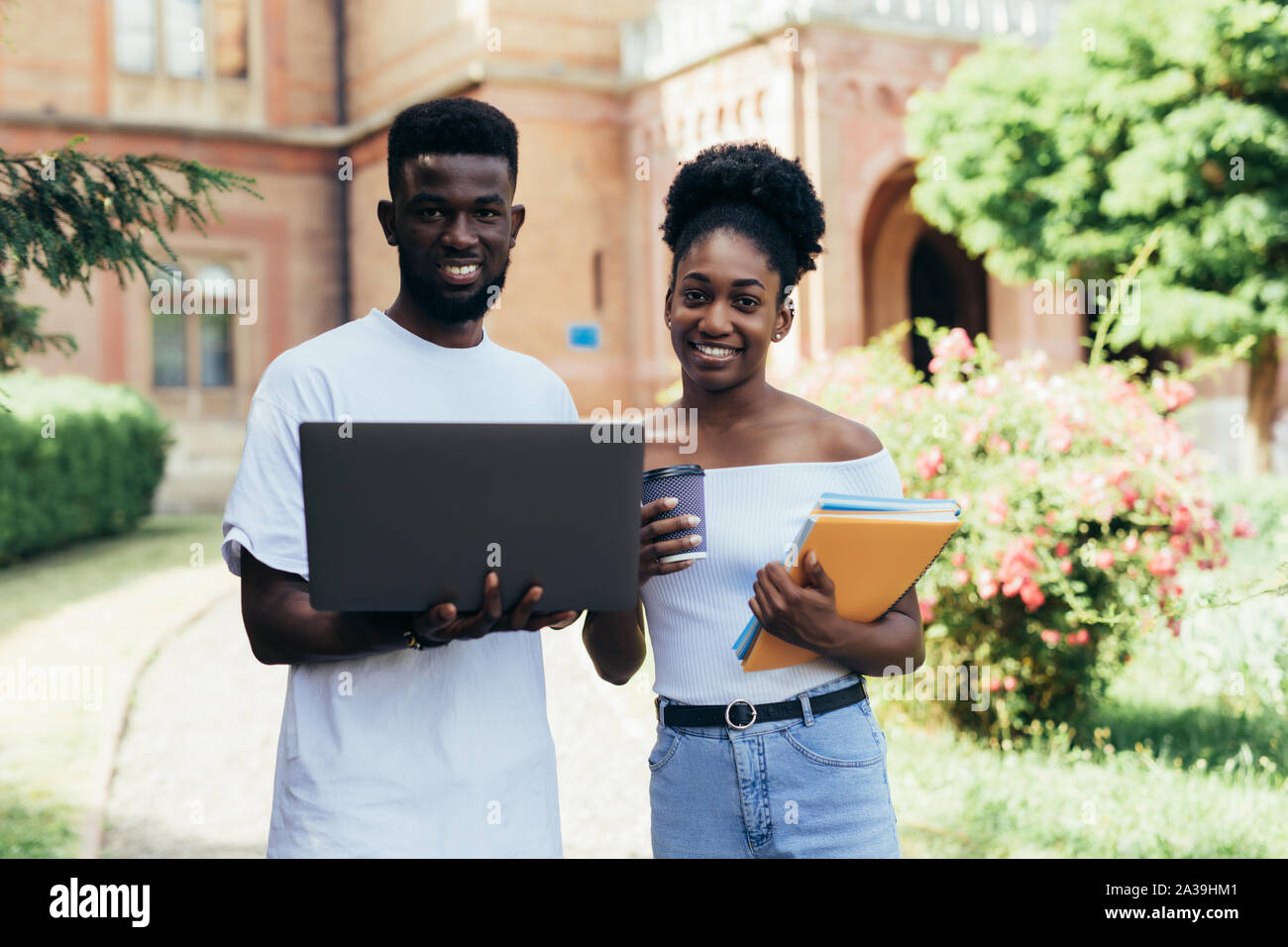 College students sitting and talking on campus lawn Stock Photo - Alamy