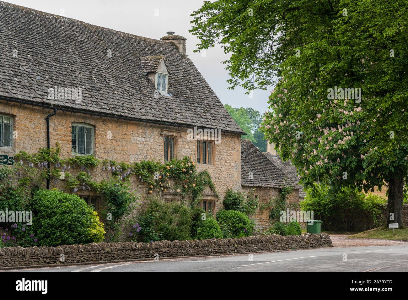 Typical cotswold cottages hires stock photography and images Alamy