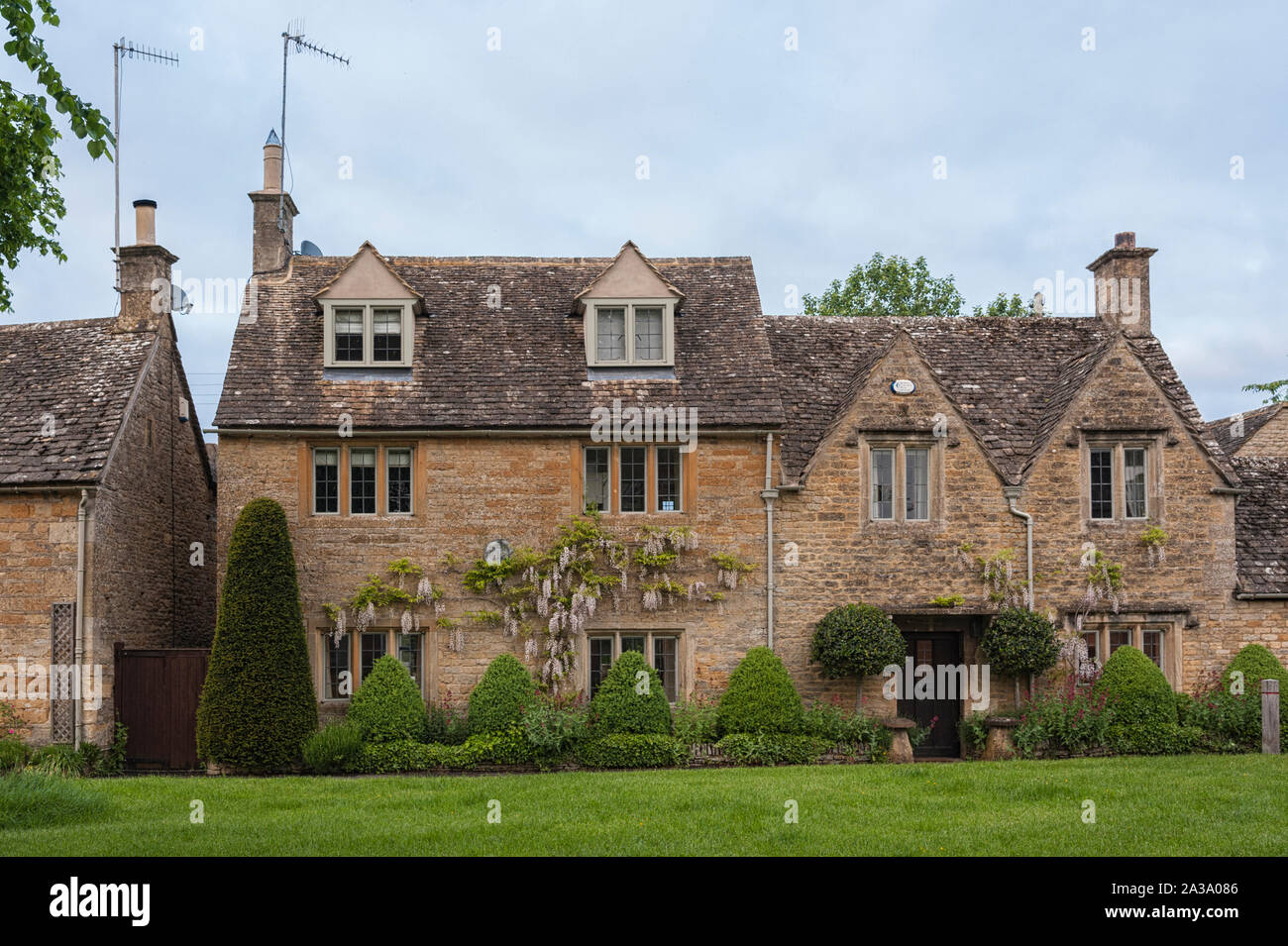 Typical cotswold cottages hires stock photography and images Alamy