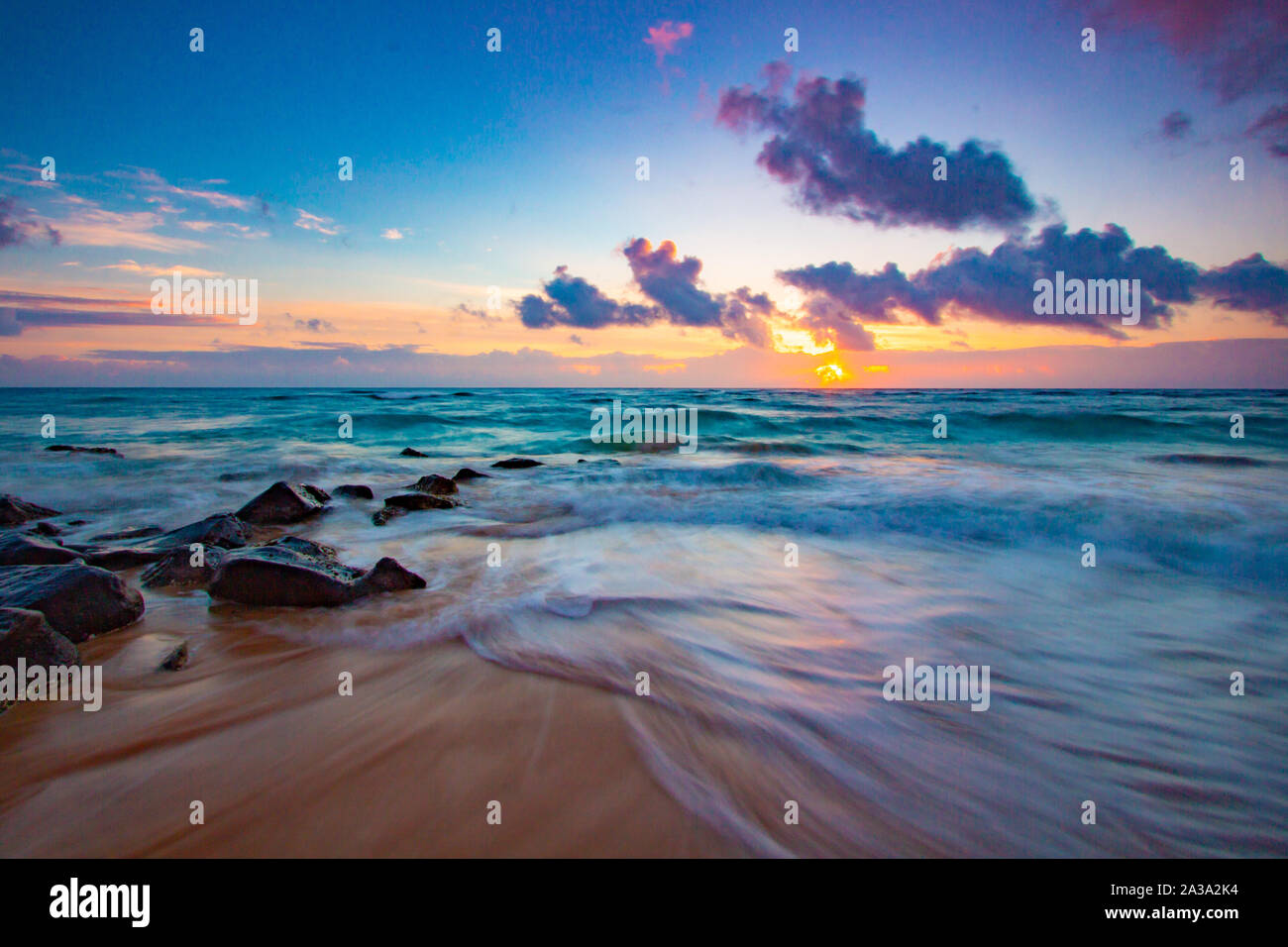 Hawaii sunrise waves hi-res stock photography and images - Alamy
