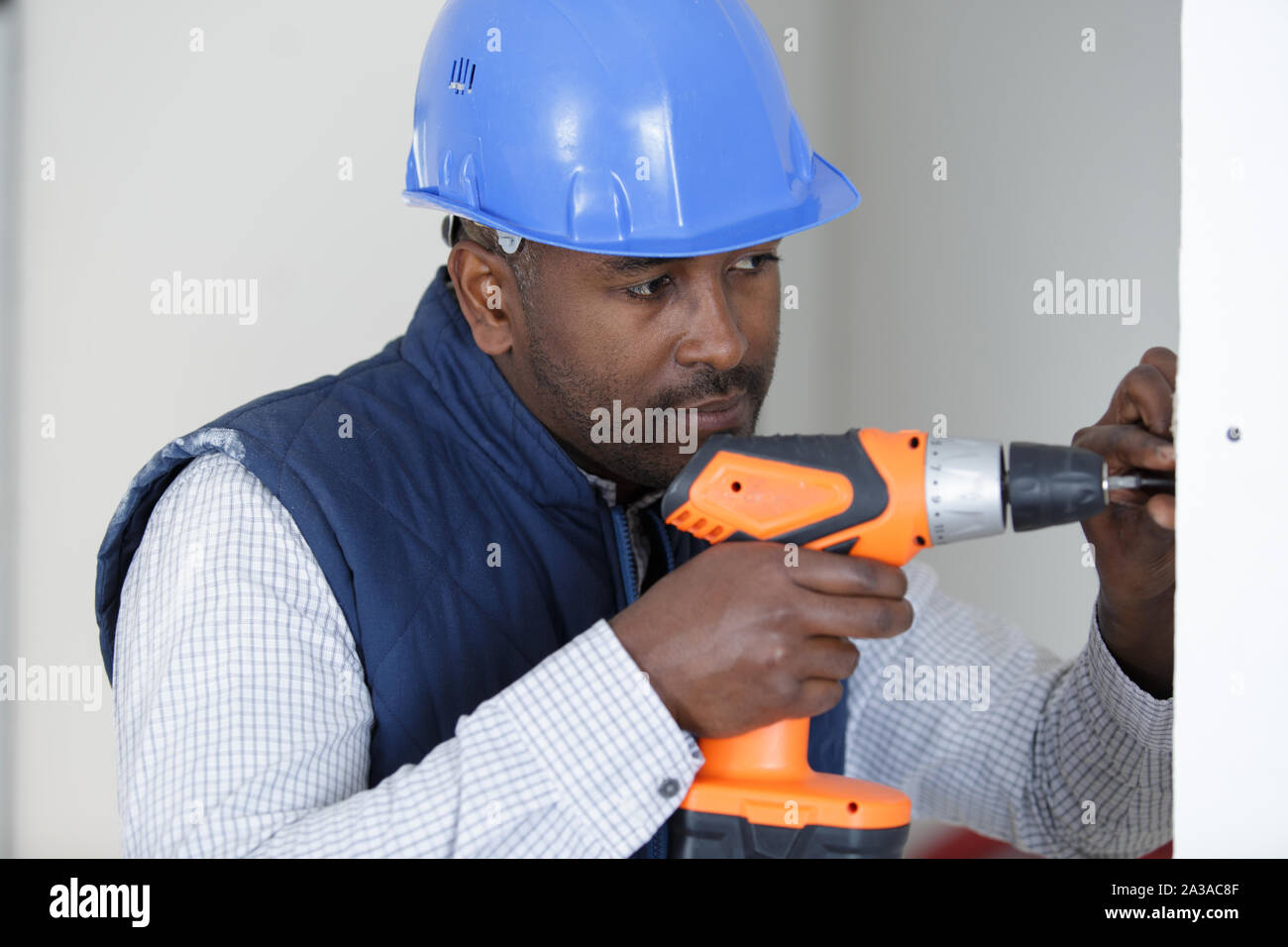male builder using cordless screwdriver Stock Photo Alamy