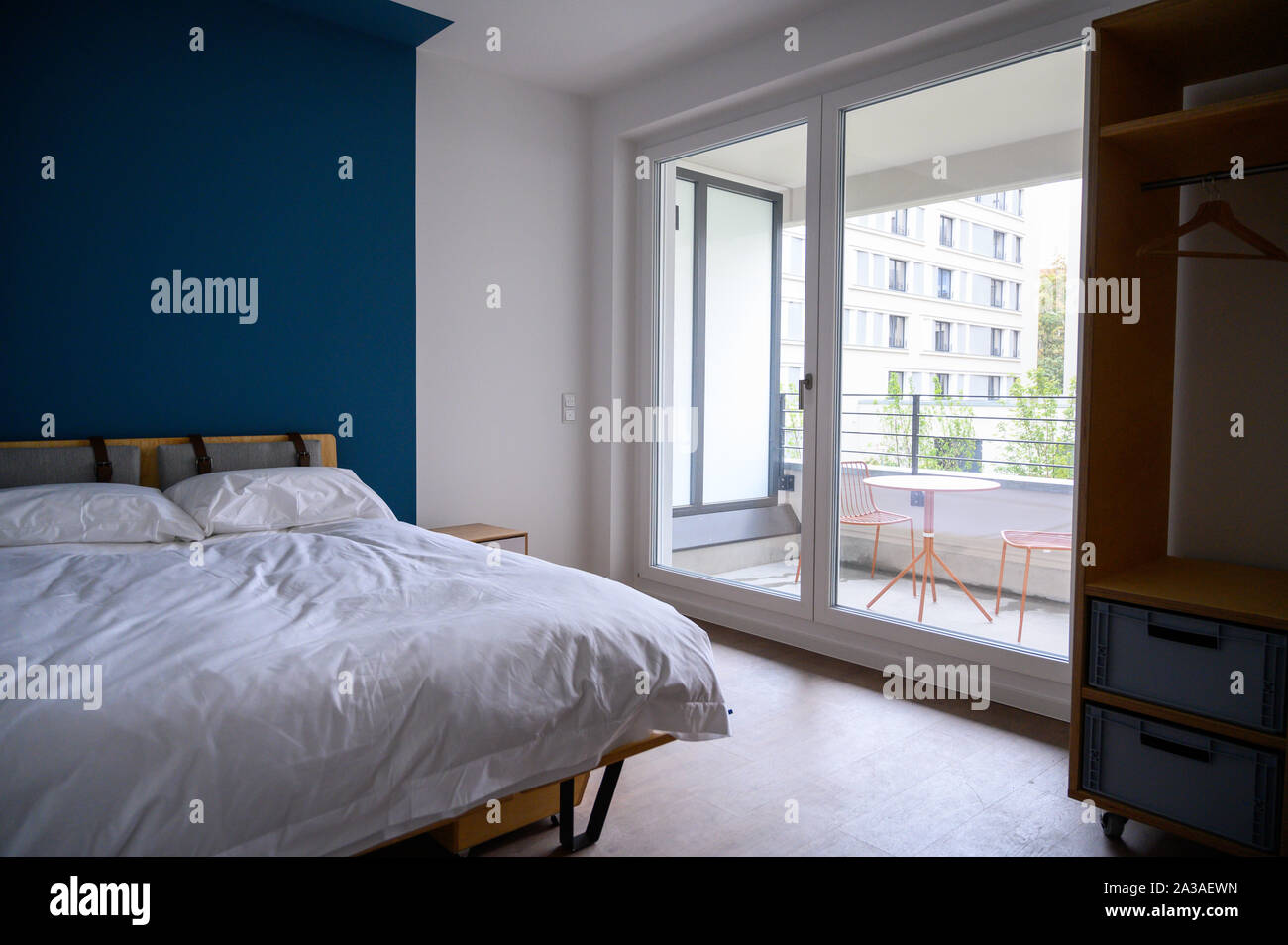 Berlin, Germany. 01st Oct, 2019. A bed stands in a furnished flat-sharing room in a newly built residential quarter of the flat-sharing provider Medici Living under the "Quarters" brand. The provider presents 94 new premium flats for young and well-earning professionals. (to "Senate Administration: Co-Living hardly influences Berlin housing market") Credit: Christophe Gateau/dpa/Alamy Live News Stock Photo