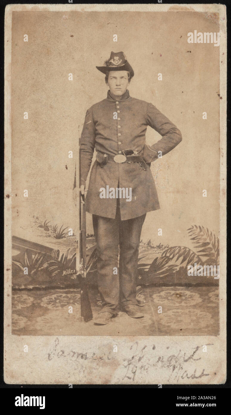 Sergeant Samuel Cole Wright of Co. E, 29th Massachusetts Infantry Regiment, standing in uniform with revolver and musket in front of painted backdrop] / Union Photographic Gallery, Camp Butler, Newport News, Va. ; H.P. Ross, South Groton, Mass. ; J. Sidney Miller, Nashua, N.H Stock Photo