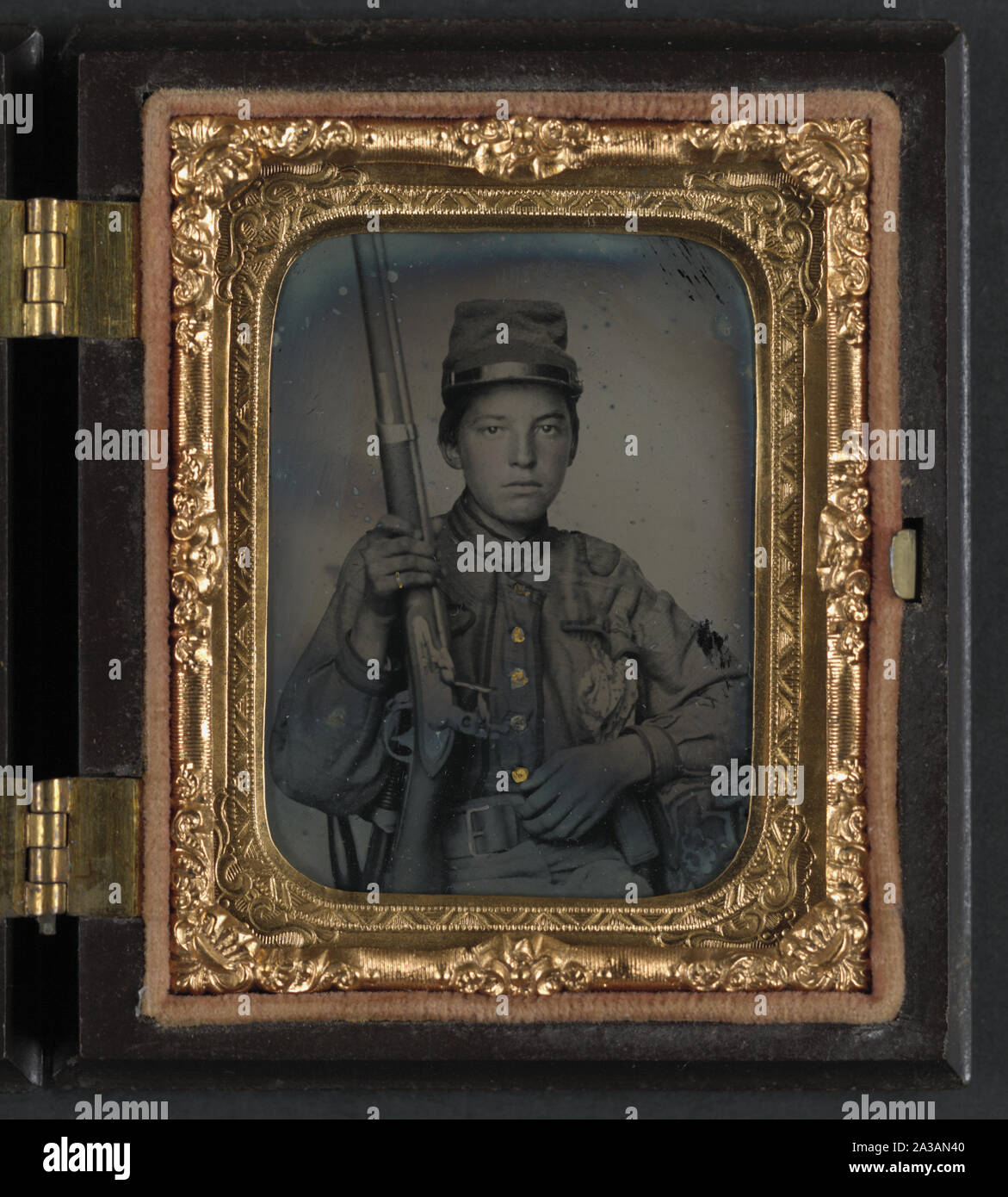 Sergeant William T. Biedler, 16 years old, of Company C, Mosby's Virginia Cavalry Regiment with flintlock musket Stock Photo
