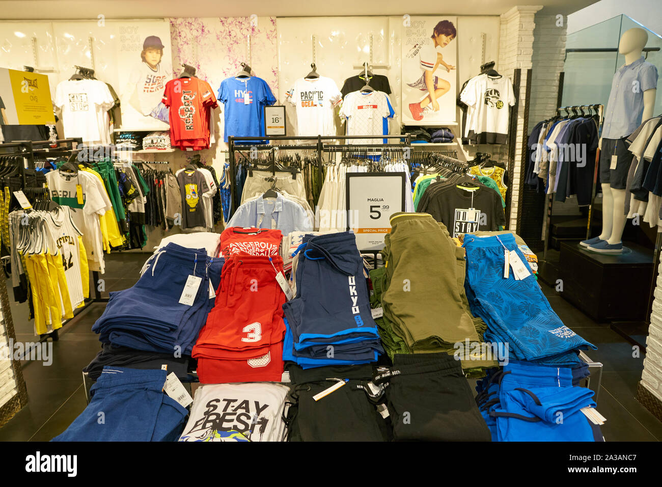 Ovs italy hi-res stock photography and images - Alamy