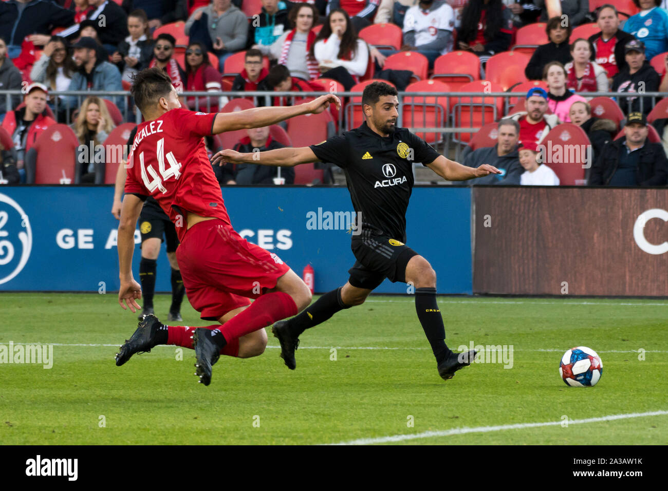 Toronto, Canada. 06th Oct, 2019. Youness Mokhtar (R) and Omar Gonzalez (L) in action during the MLS (Major League Soccer) game between Toronto FC and Columbus Crew SC. Final Score: Toronto FC 1 - 0 Columbus Crew SC. Credit: SOPA Images Limited/Alamy Live News Stock Photo