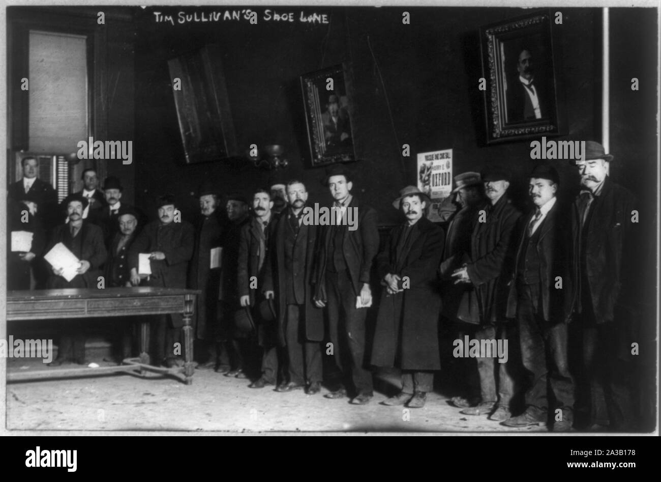 Shoe line - Bowery men waiting for shoes - a gift from Tim Sullivan Stock Photo