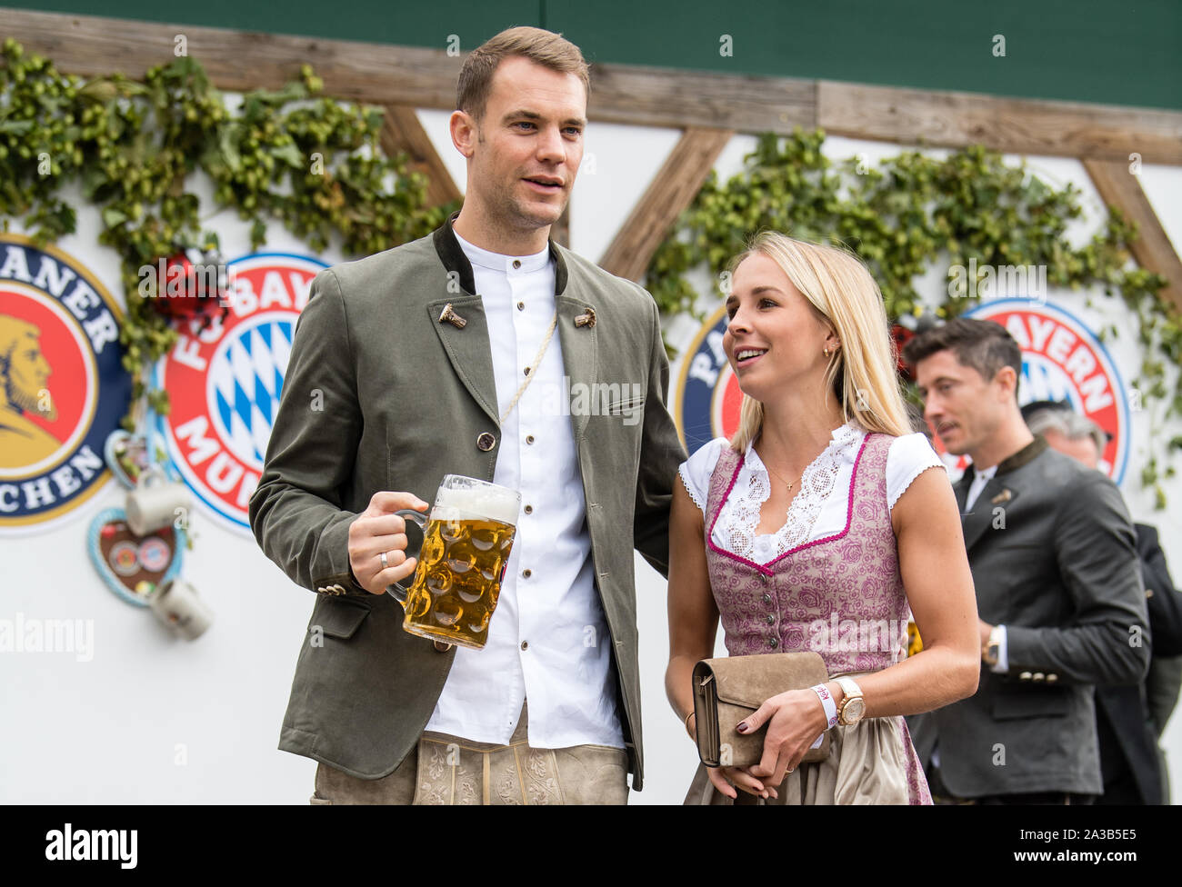 06 October 2019, Bavaria, Munich: Goalkeeper Manuel Neuer (l) and his wife Nina Weiss come to the beetle tent at the Oktoberfest on the Theresienwiese. Players, coaches and managers of the Bundesliga soccer team FC Bayern traditionally visit the Käfer tent together once during the Oktoberfest. Photo: Matthias Balk/dpa Stock Photo