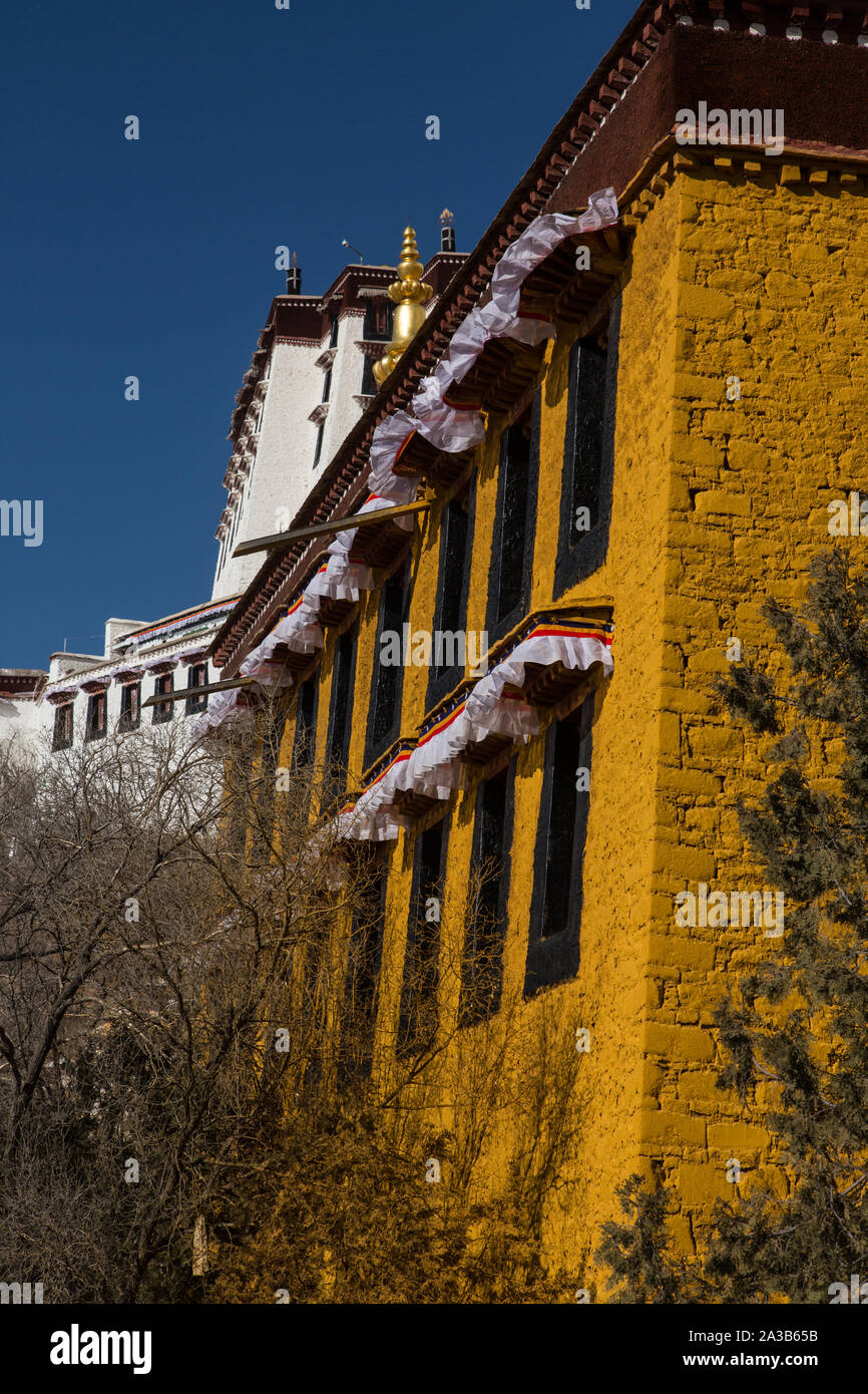 Architectural detail of the Potala Palace in Lhasa, Tibet, the former ...
