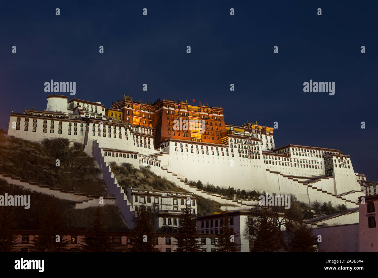 Palace travel china monastery hi-res stock photography and images