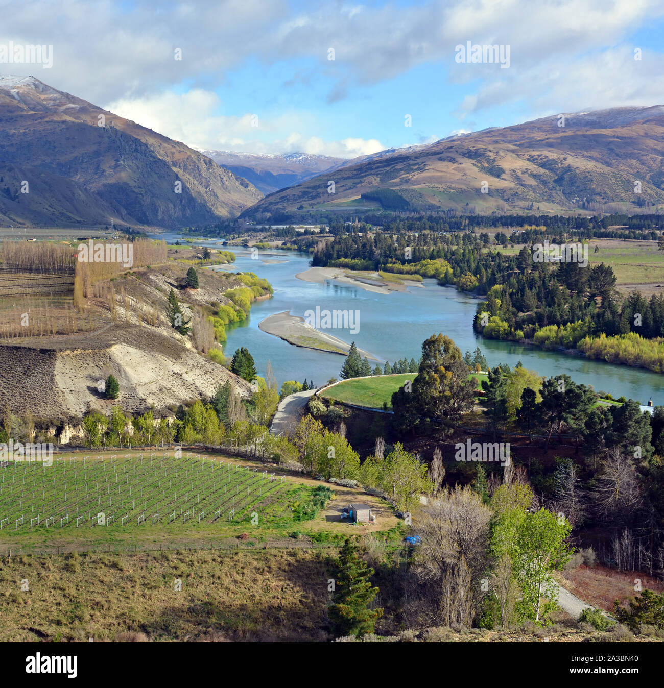 View of the kawarau Gorge from Bannockburn with Pinot Noir Vineyards in the foreground, Central Otago, New Zealand Stock Photo