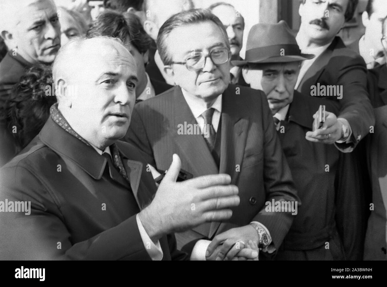 Mikhail Gorbachev, secretary of the CPSU, Soviet Communist Party, visiting Rome, with Italian Prime Minister Giulio Andreotti (November 1989) Stock Photo
