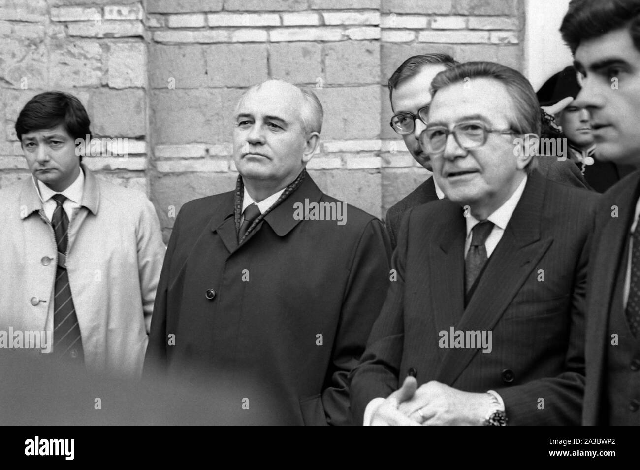 Mikhail Gorbachev, secretary of the CPSU, Soviet Communist Party, visiting Rome, with Italian Prime Minister Giulio Andreotti (November 1989) Stock Photo