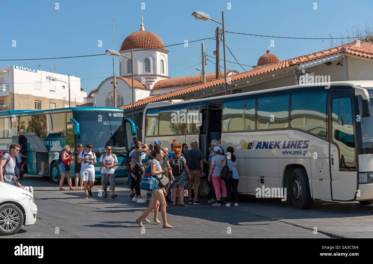 Tourists boarding buses hi-res stock photography and images - Alamy