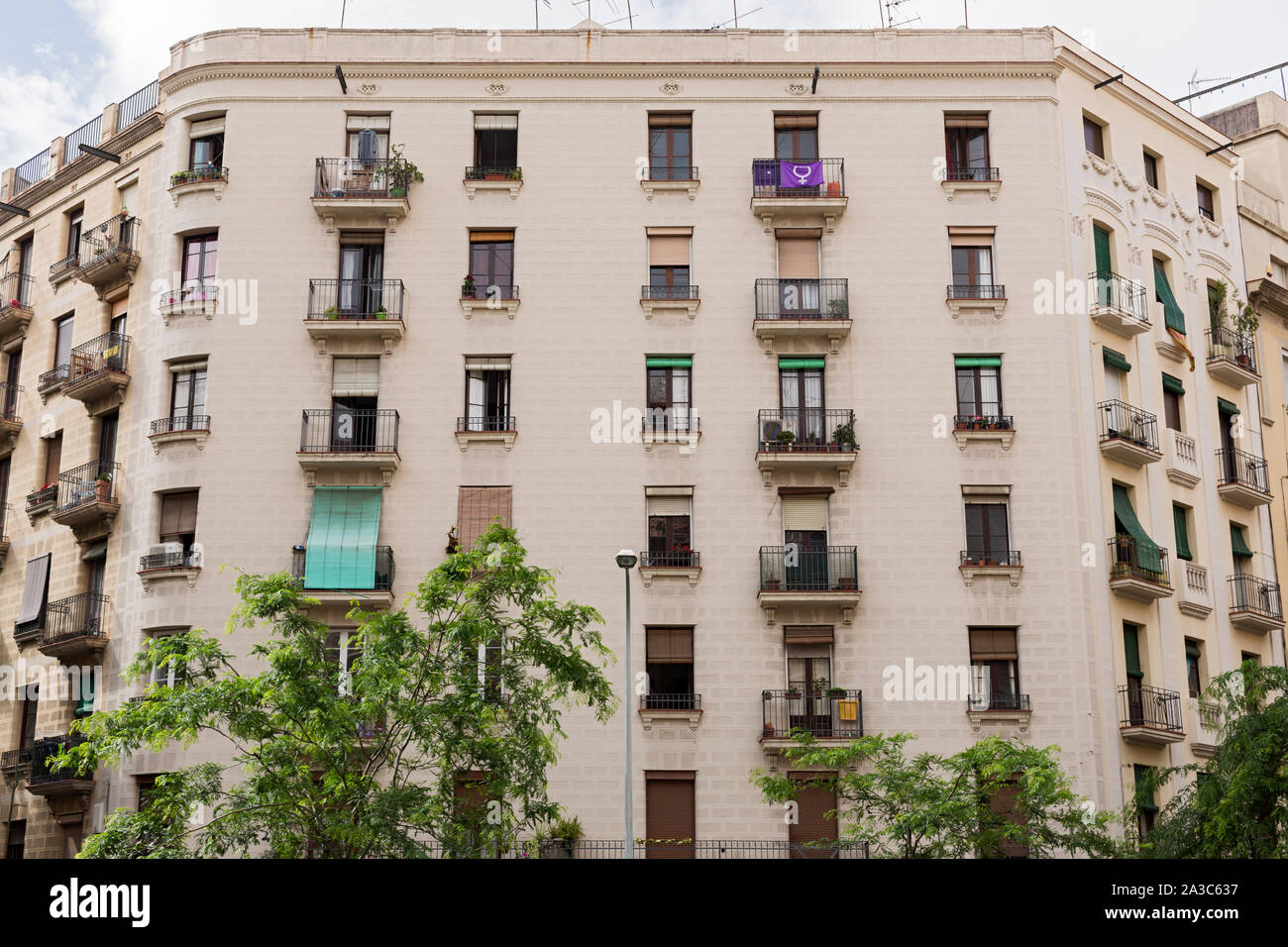 Barcelona; Wohnhaus, Eckhaus, Fassade, Balkone Stock Photo