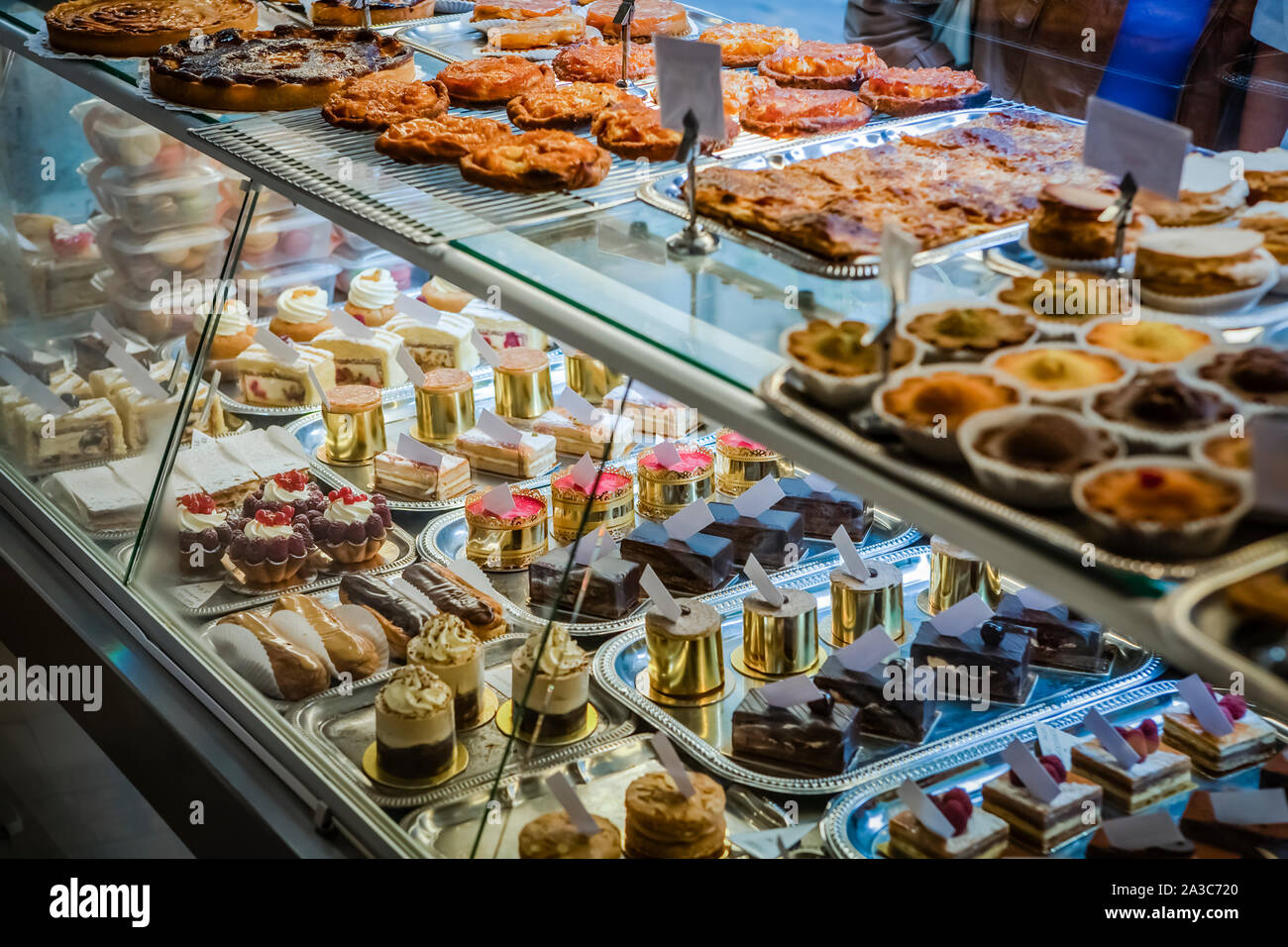 Gateaux Display High Resolution Stock Photography And Images Alamy