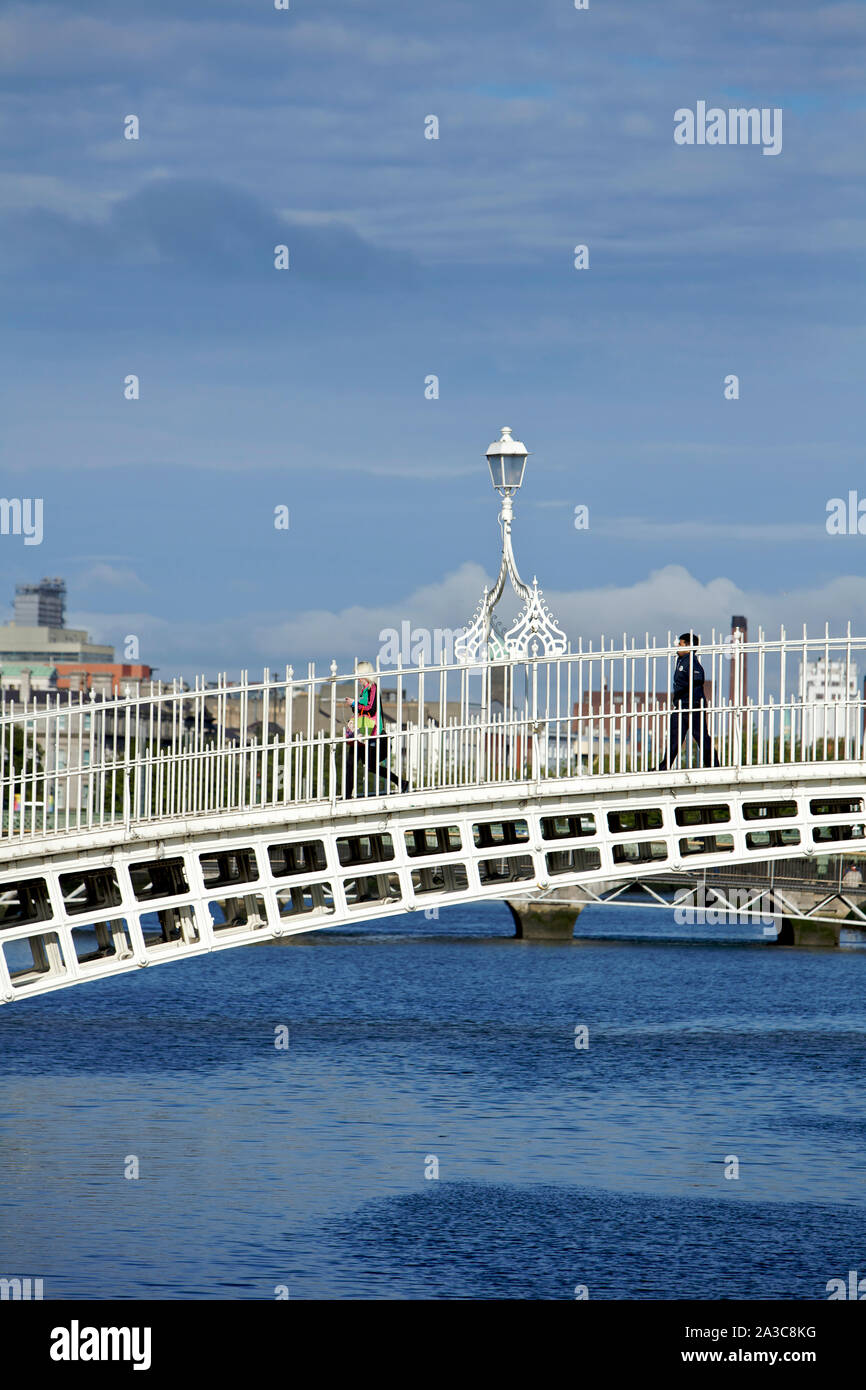 Hapenny bridge dublin ireland hi-res stock photography and images - Alamy