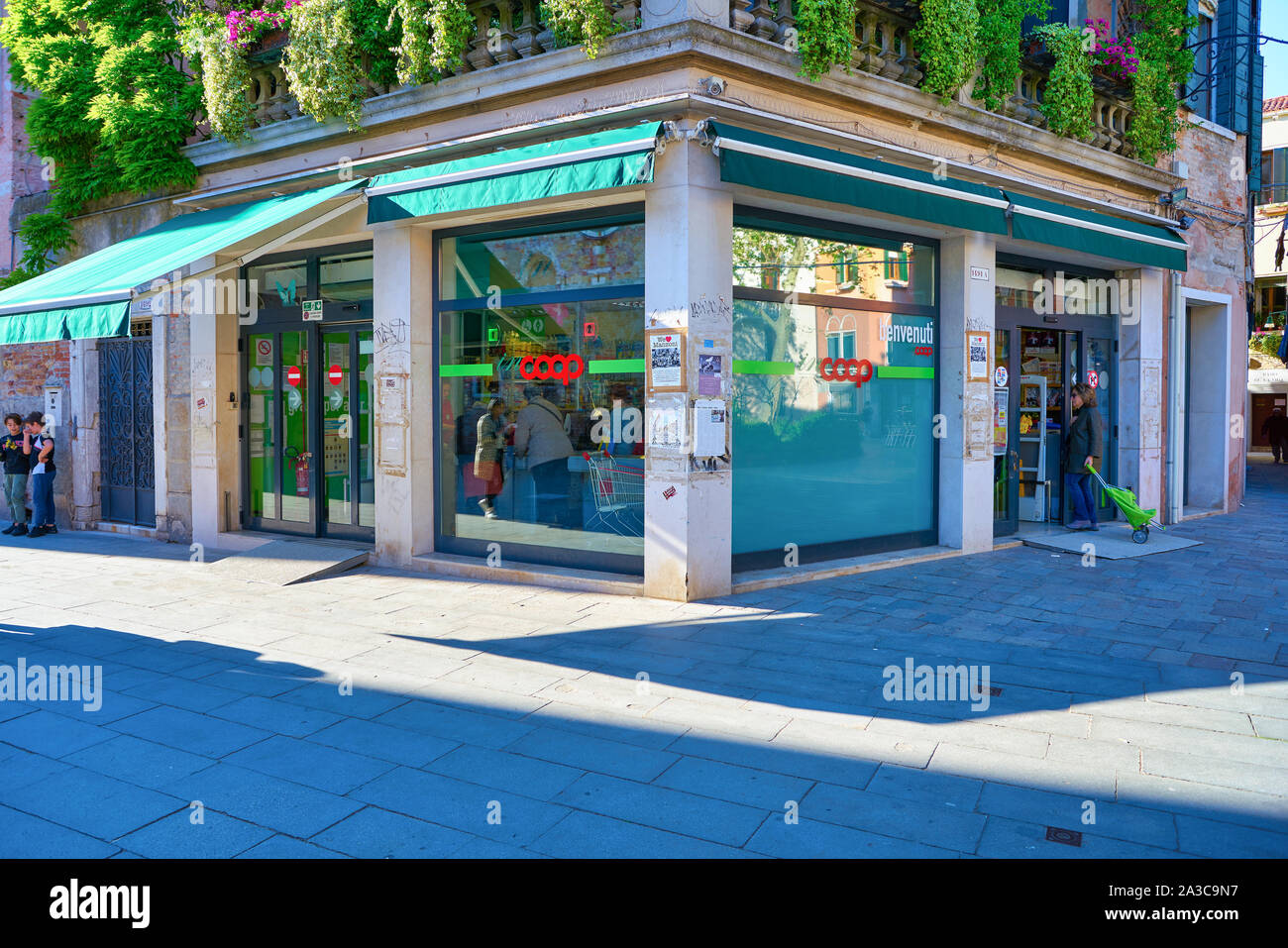 Piazza yenne cagliari sardinia hi-res stock photography and images - Alamy, image size:1300x957