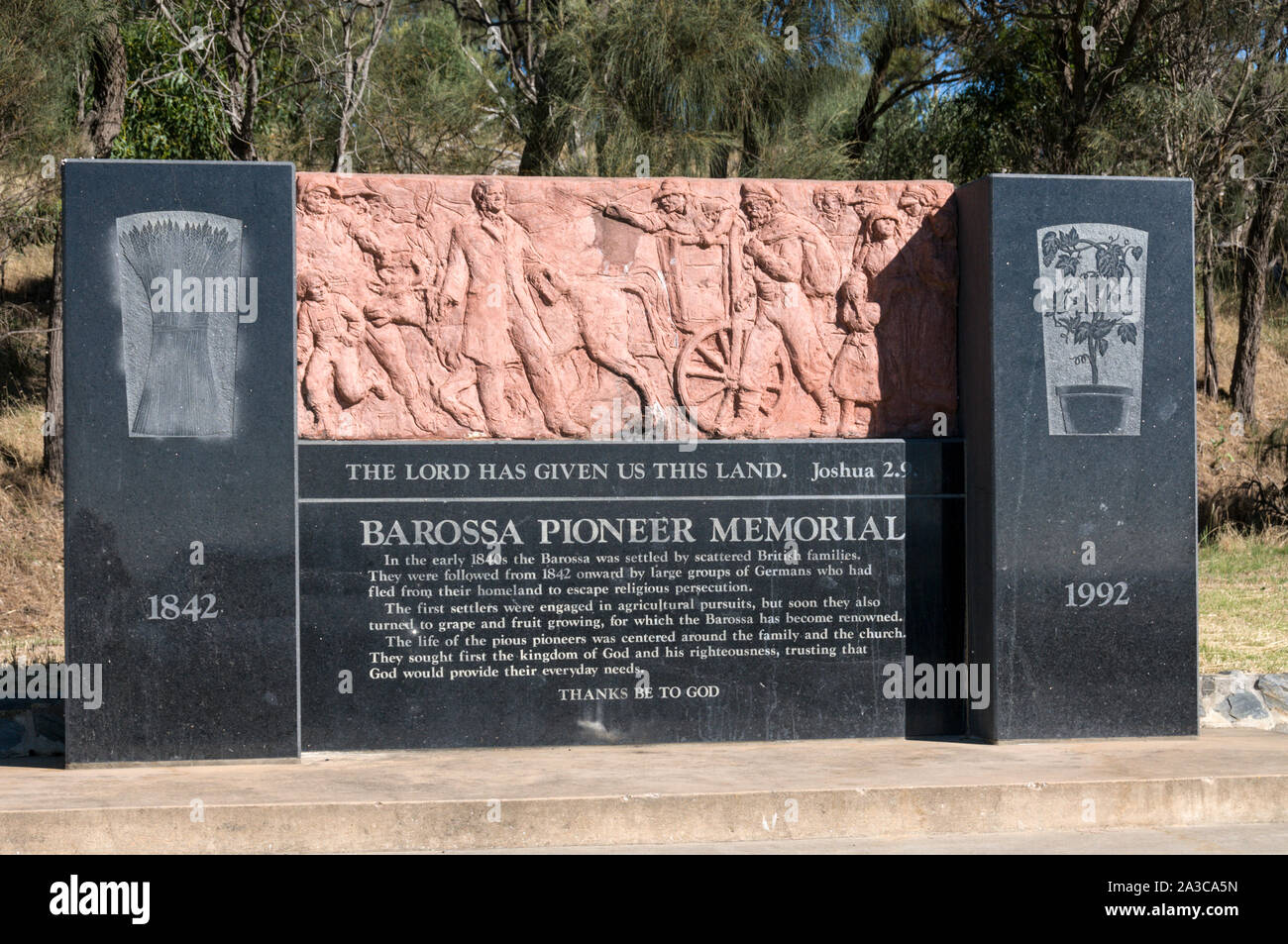 The Barossa Pioneer Memorial at Mengler Hill Lookout in the Barossa Valley wine region in South Australia.   There are about 150 wineries in the Baros Stock Photo