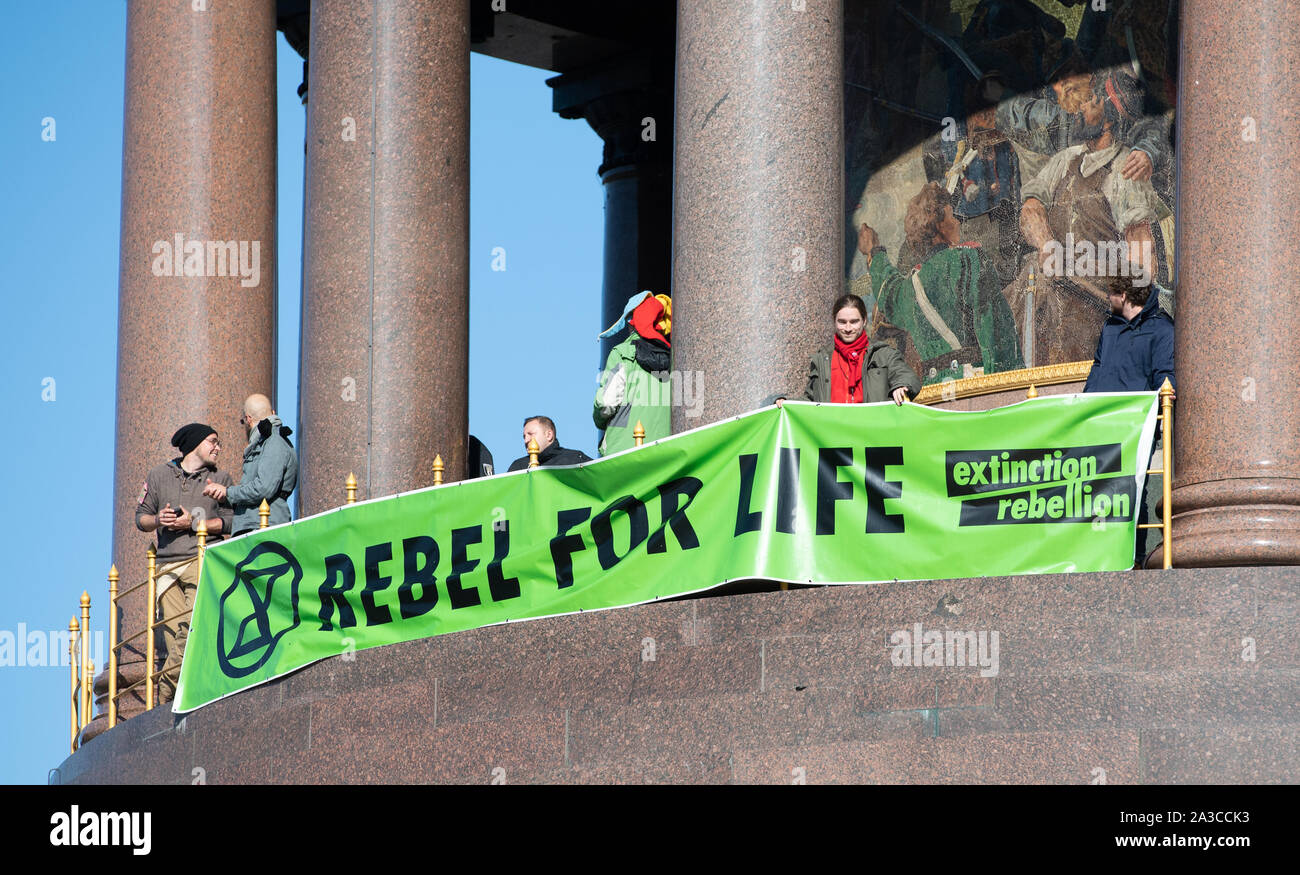 07 October 2019, Berlin: Activists of the climate movement 'Extinction Rebellion' have hung up a banner with the inscription 'Rebel for Life' at the beginning of the action week 'Block Berlin' at the Great Star at the Victory Column. Photo: Christophe Gateau/dpa Stock Photo