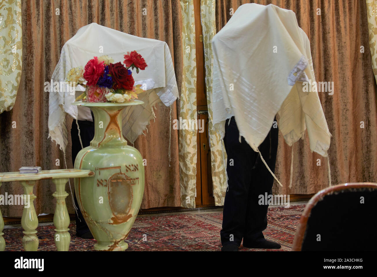 Iran Tehran Synagogue morning prayers at 7 o clock highschool Mozes the son of Imram 30-03-2017 foto: Jaco Klamer Stock Photo
