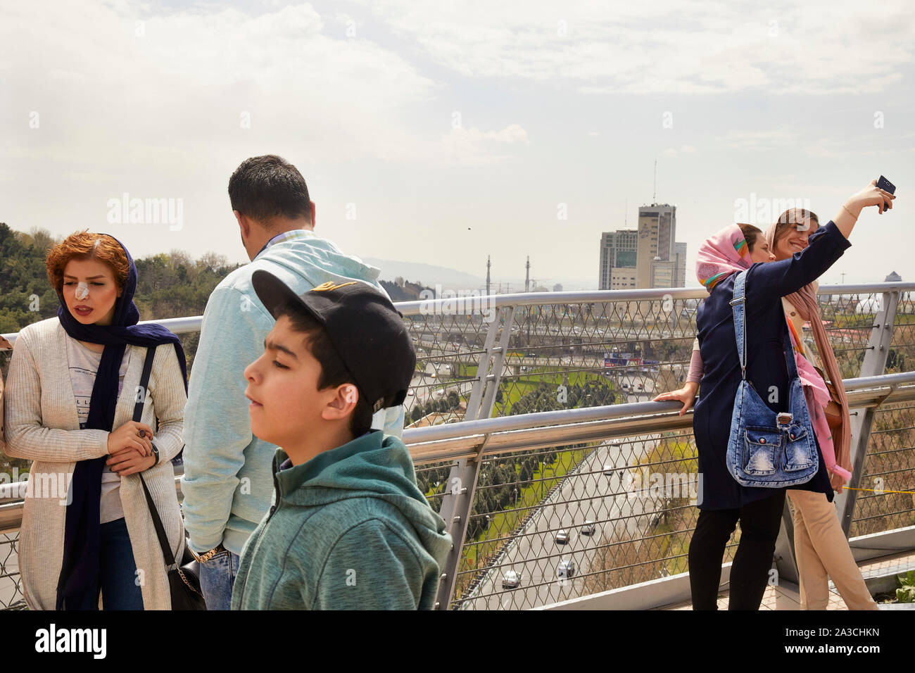 Iran Teheran Tehran Tabiat bridge Tourist making selfies   30-03-2017 foto: Jaco Klamer Stock Photo