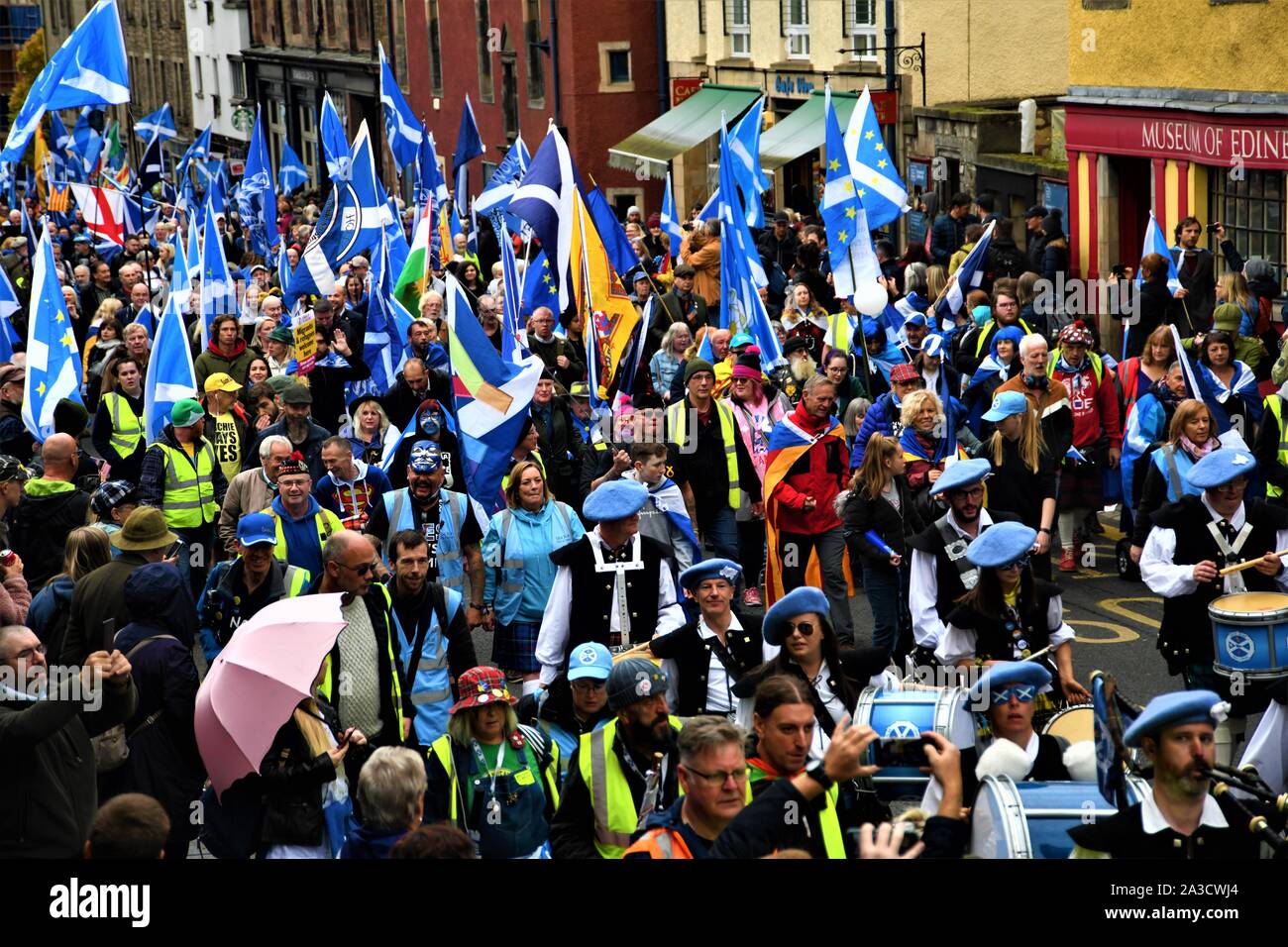SAOR Alba Pipes and Drums lead the march up the Royal Mile AUOB