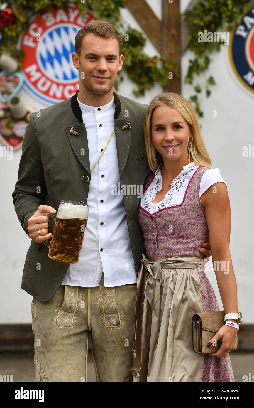 Manuel NEUER (goalkeeper Bayern Munich) with wife Nina in Bavarian costume, leather pants. Dirndl. Football FC Bayern Mu enchen, traditional Oktoberfest visit in the Kaefer Schenke, on 06.10.2019 in Munich / Germany. | usage worldwide Stock Photo