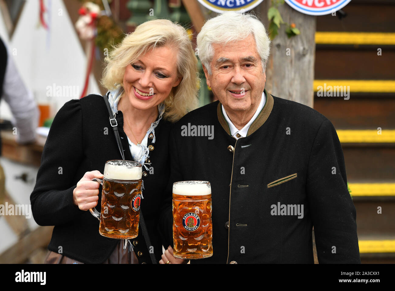 Fritz Scherer And Wife Claudio With Mass Beer In Bavarian Costume Leather Pants Firndl Football Bayern alamy