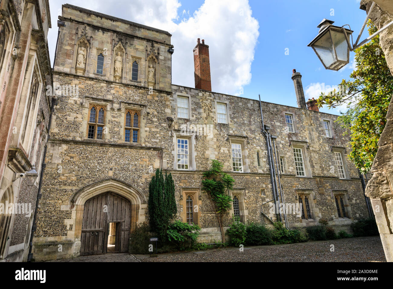 Winchester College exterior courtyard of historic building, independent boarding  school, British public school in Winchester, Hampshire, England Stock Photo  - Alamy