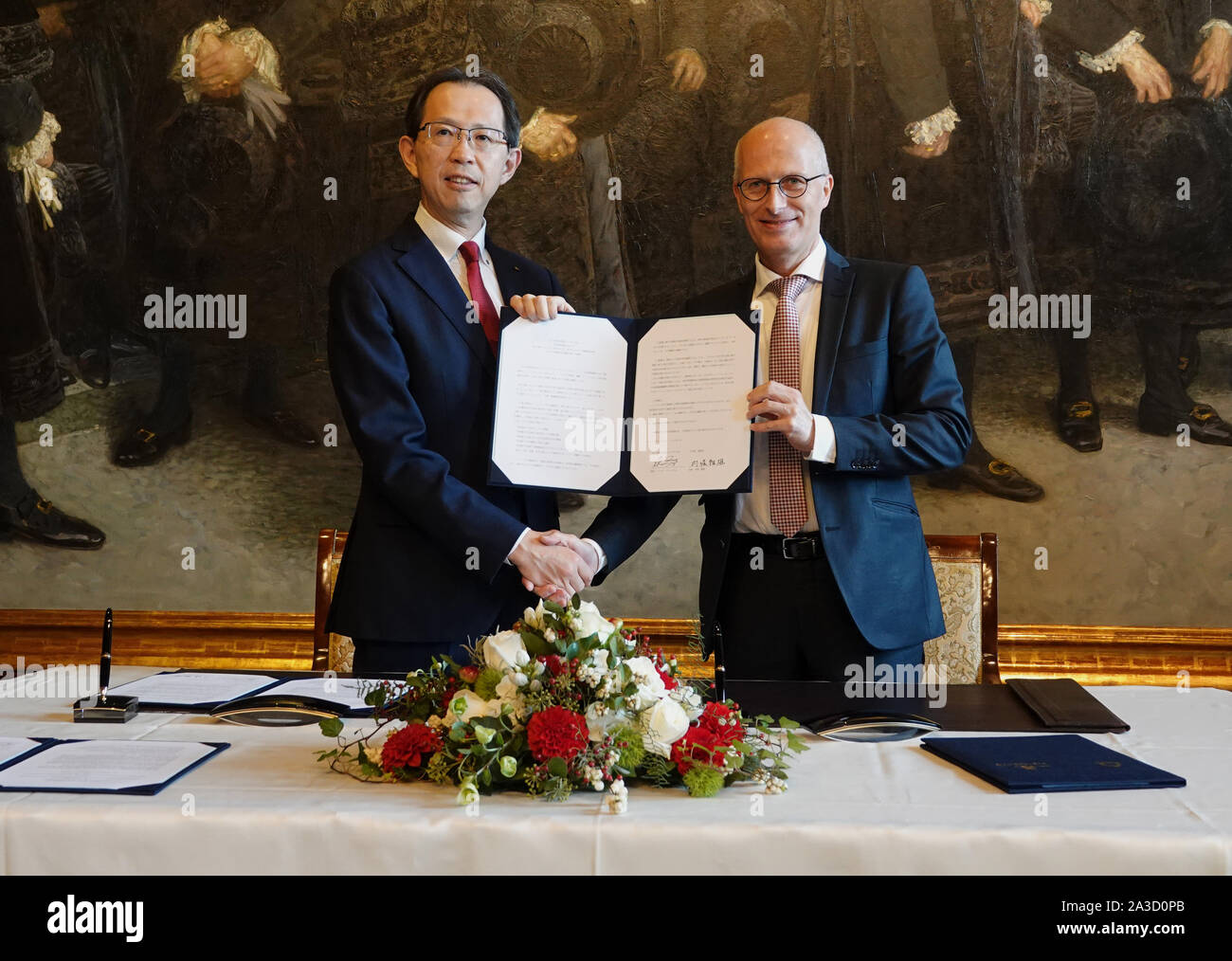 Hamburg, Germany. 07th Oct, 2019. Peter Tschentscher (SPD, r), First Mayor of Hamburg, and Masao Uchibori, Governor of the Japanese Prefecture of Fukushima, hold up the Declaration of Intent after the signing in the Mayor's Hall in Hamburg's Town Hall. The agreement is intended to promote bilateral cooperation between Hamburg and Fukushima in the field of renewable energies. Credit: Magdalena Tröndle/dpa/Alamy Live News Stock Photo