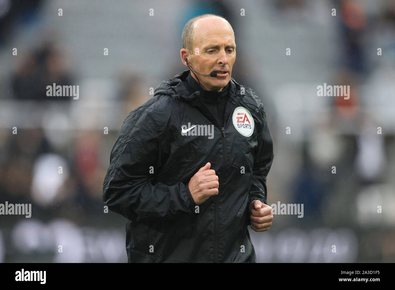 NEWCASTLE UPON TYNE, OCTOBER 6th  Mike Dean the match referee warms up prior to the Premier League match between Newcastle United and Manchester United at St. James's Park, Newcastle on Sunday 6th October 2019. (Credit: Mark Fletcher | MI News) Stock Photo