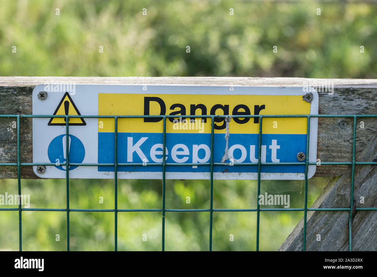 Site hazard warning sign / H&S warning sign, building site fence. Danger Keep Out signage, Danger. Public warning sign. Stock Photo