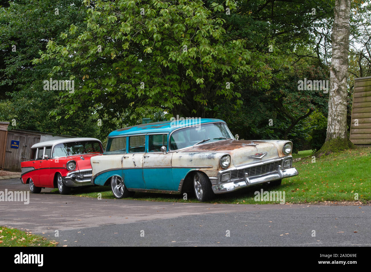 1957 and 1956 Chevrolet Bel Air station wagons at a Prescott hill climb event. Gloucestershire, England Stock Photo