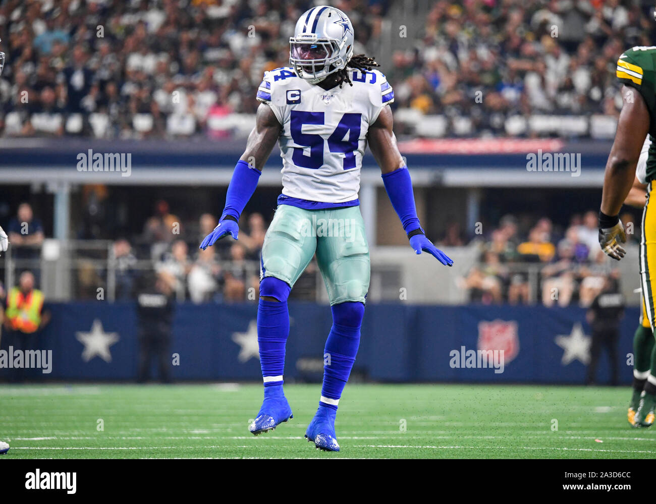 Dallas Cowboys middle linebacker Jaylon Smith (54) lines up