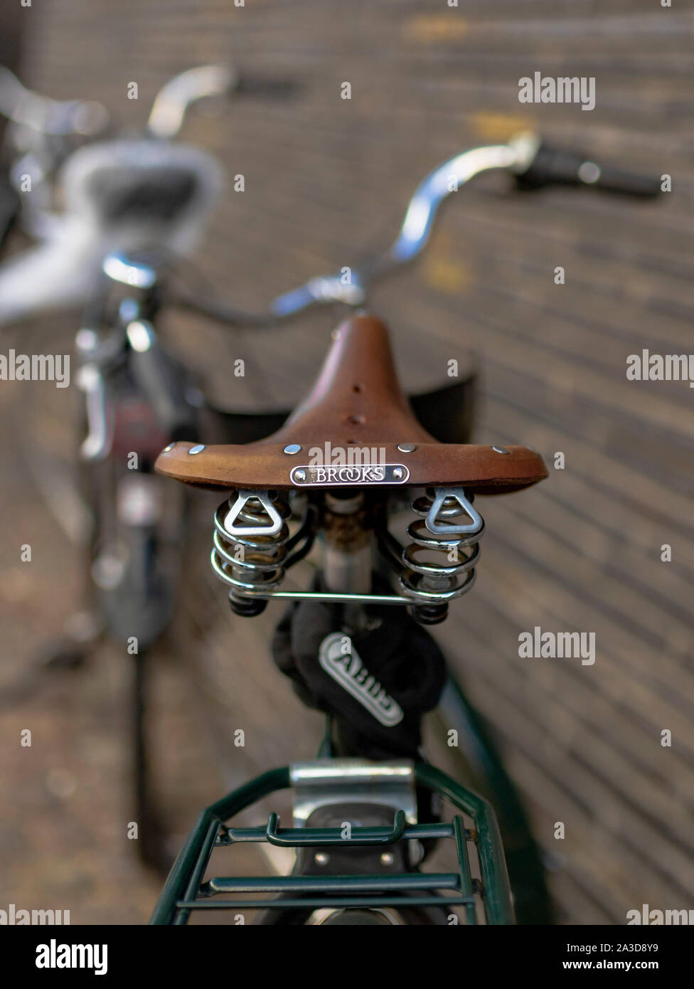 klassisches Fahrrad mit hochwertigem Brooks England Sattel aus Leder Stock Photo