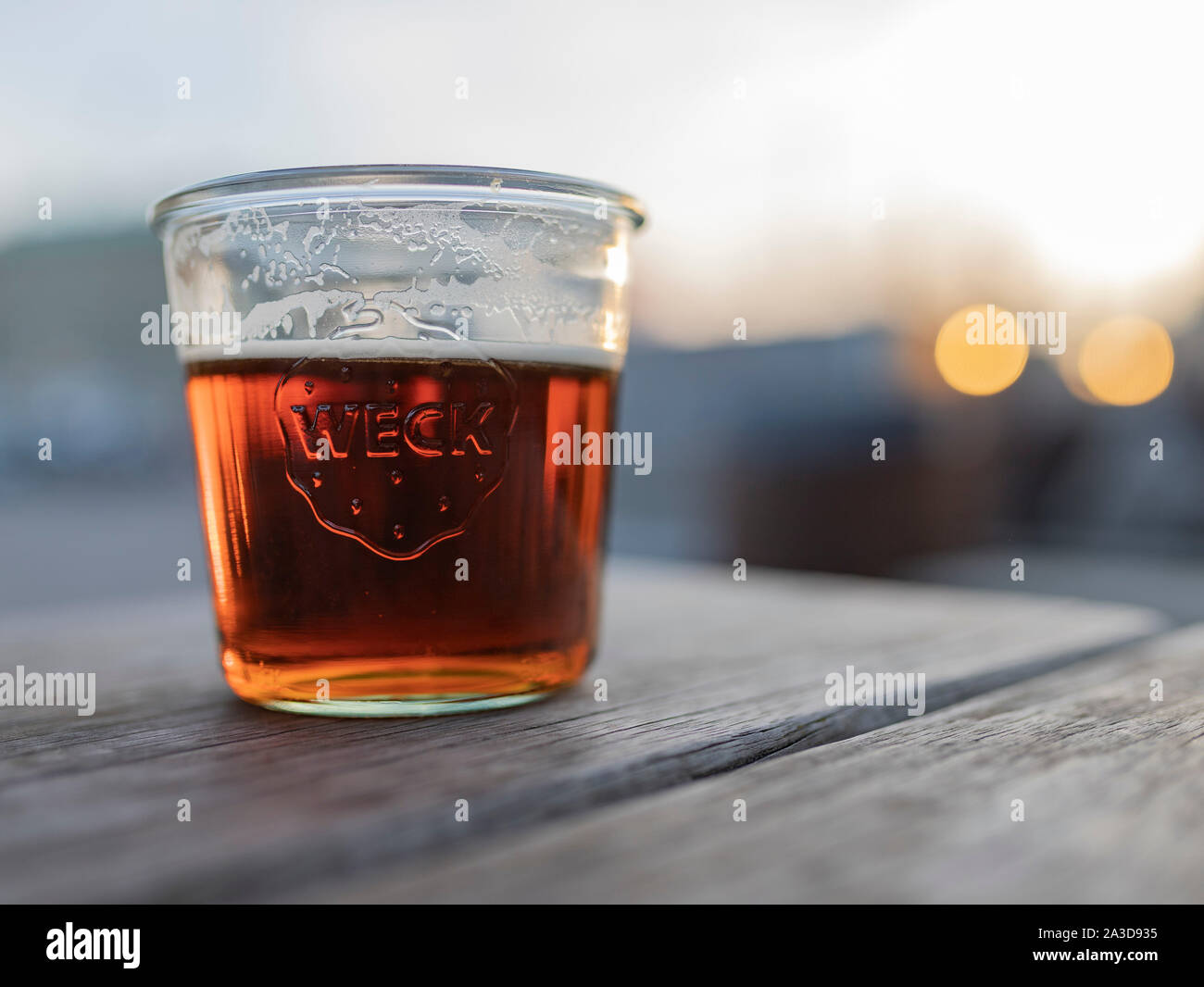 dunkles Getränk in Weck Glas auf einem Holztisch entspannt am Feierabend Stock Photo