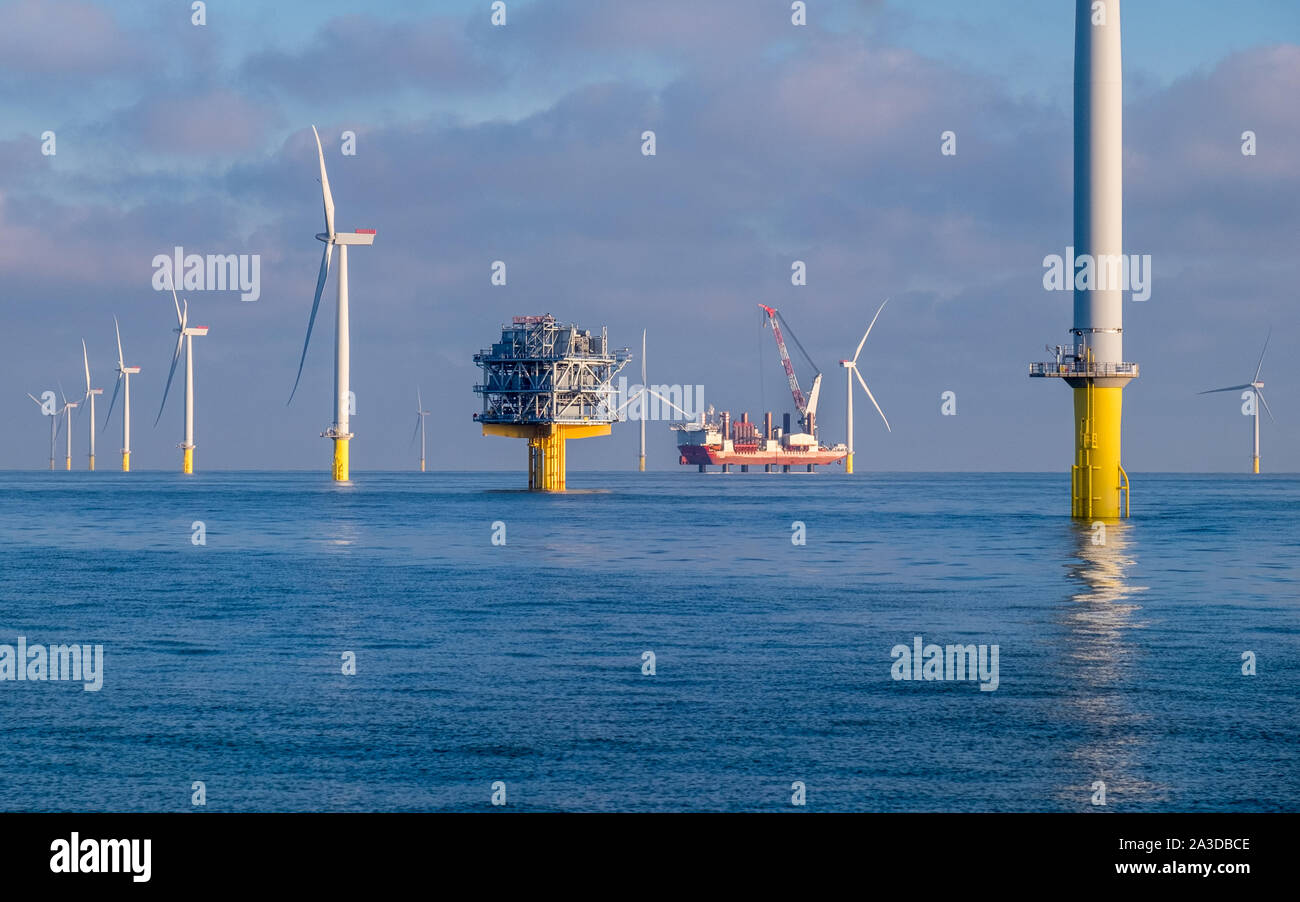 Some of the 175 turbines and one of the two offshore substations on the London Array Offshore Wind Farm, which was the world's largest offshore wind farm until 2017 Stock Photo