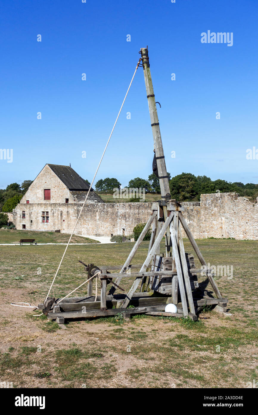 Counterweight trebuchet / counterpoise trebuchet, medieval catapult at Château de Tiffauges, medieval castle, Vendée, France Stock Photo