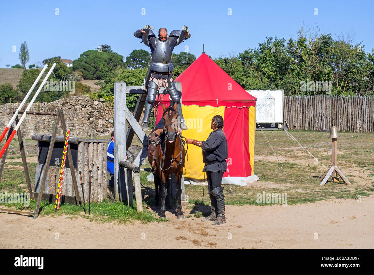 Knight riding horse medieval hi-res stock photography and images - Alamy