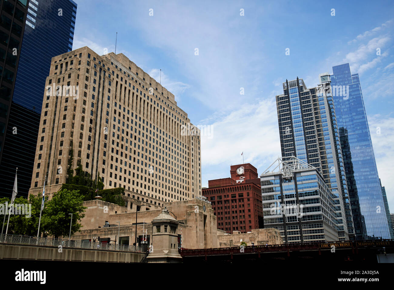 two north riverside plaza the original chicago daily news building with riverfront buildings chicago illinois united states of america Stock Photo