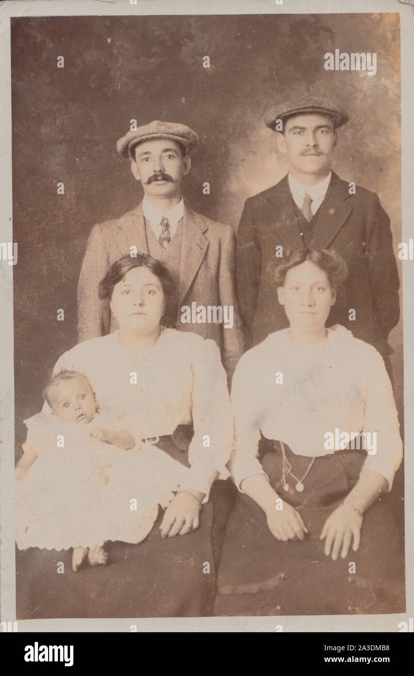 Vintage 1913 Photographic Postcard Showing Two Men Wearing Peaky Blinders Type Caps, Two Women and a Baby. Photographed in Ramsgate, Kent, England. Stock Photo