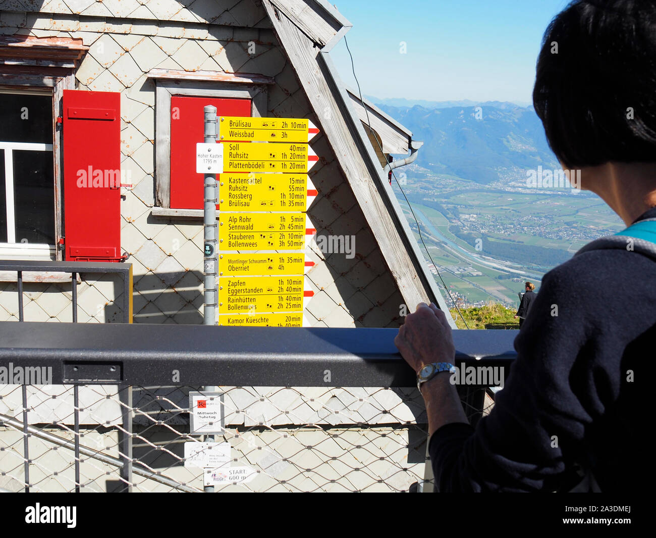Wanderweg-Tafeln auf dem Hohen Kasten im Kanton Appenzell Innerrhoden Stock Photo