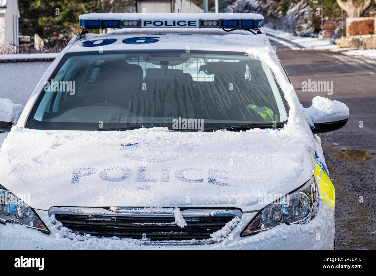 Police Scotland snow covered police patrol car outside Lochcarron Police Station Stock Photo