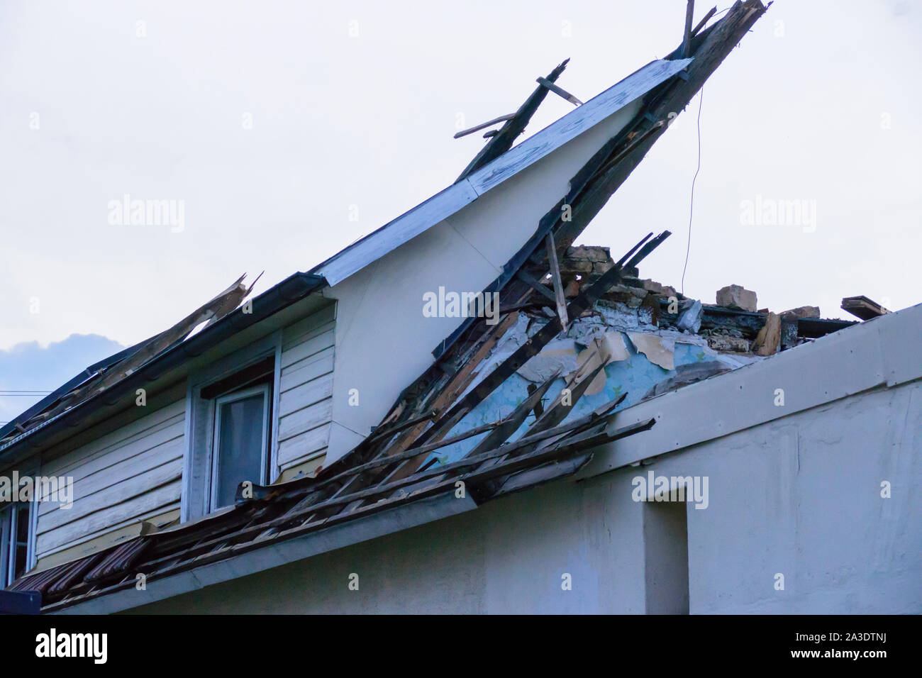 Altes Haus vom Sturm zerstört wird abgerissen Stock Photo