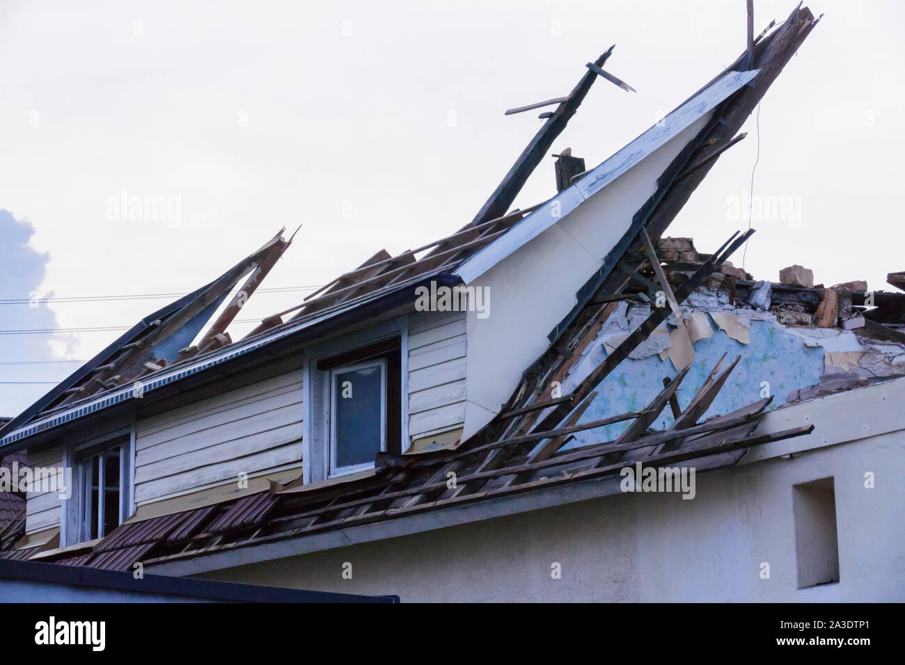 Altes Haus vom Sturm zerstört wird abgerissen Stock Photo