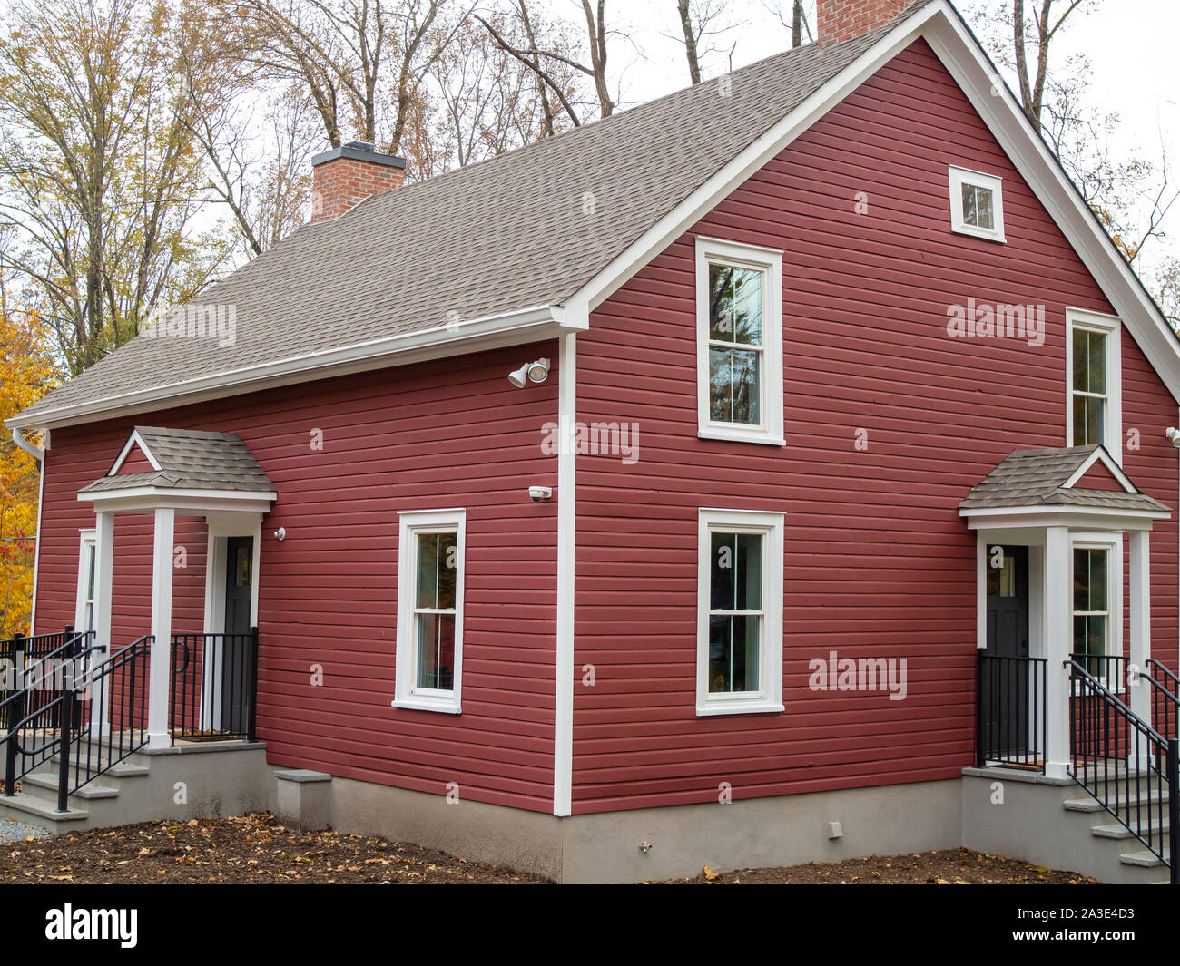 Red house in the woods hi-res stock photography and images - Alamy