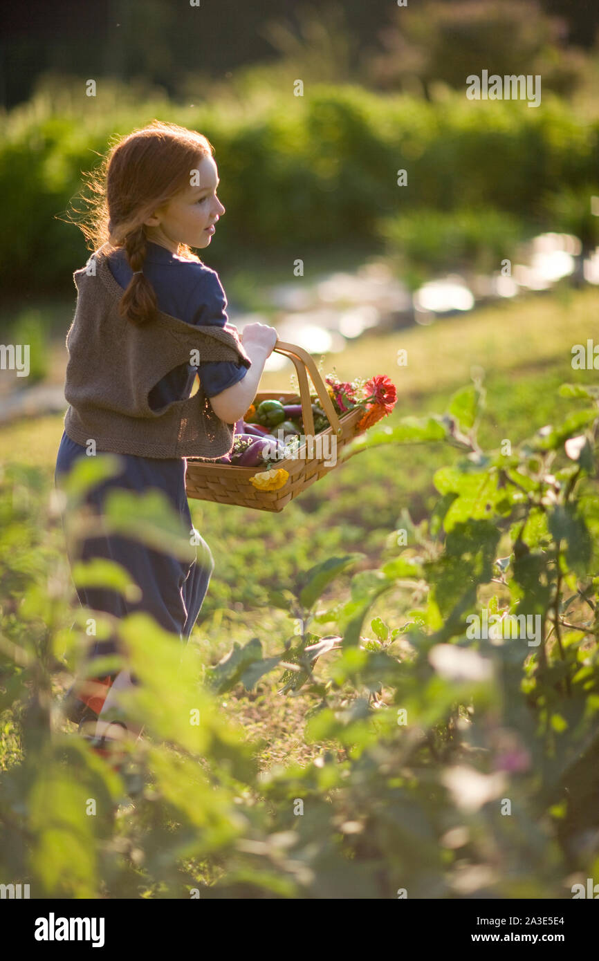 Girls flowers baskets garden hires stock photography and images Alamy