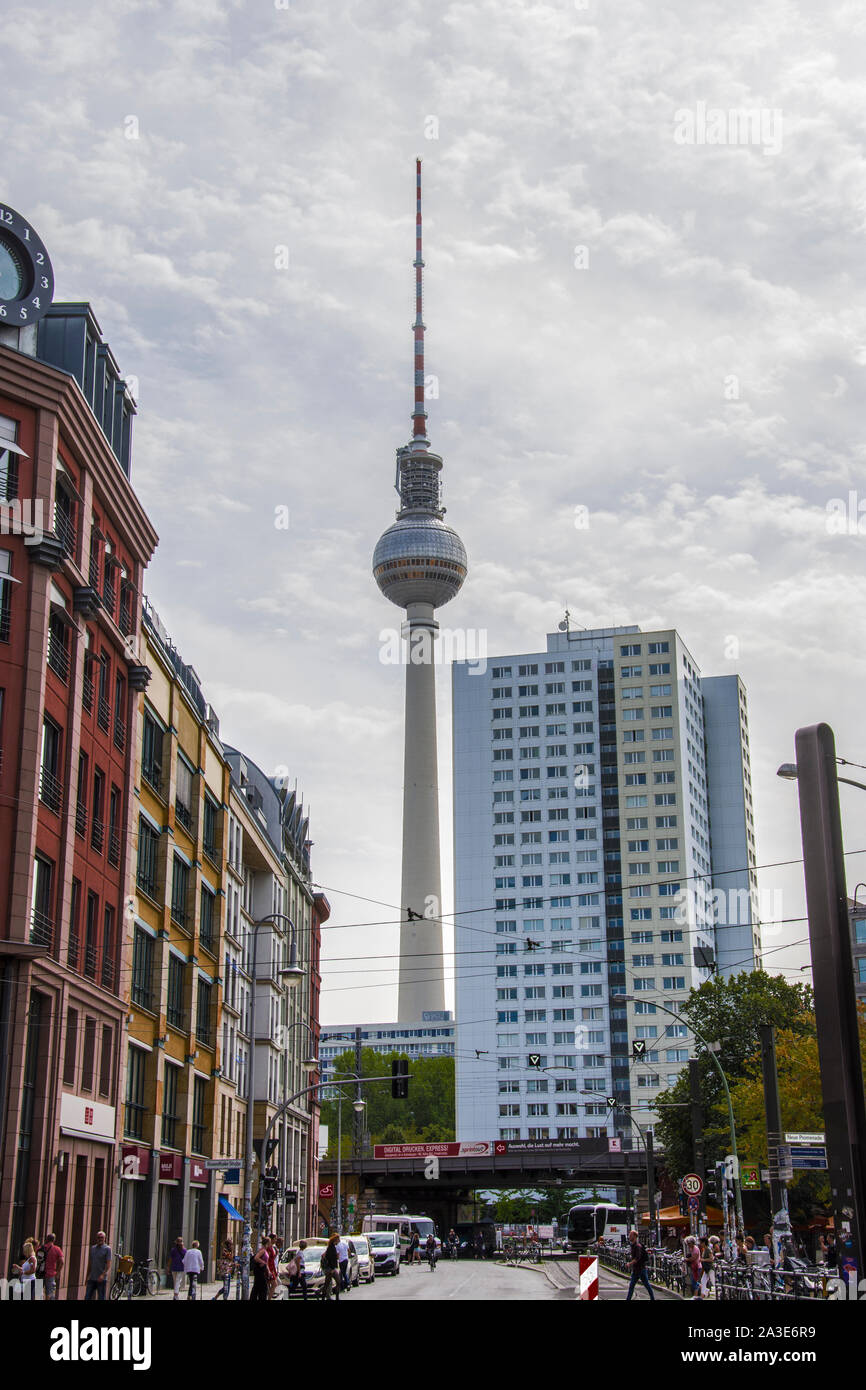 Ville de Berlin, la tour de la radio et les immeubles, rue animée, Berlin est, Berlin ouest Stock Photo