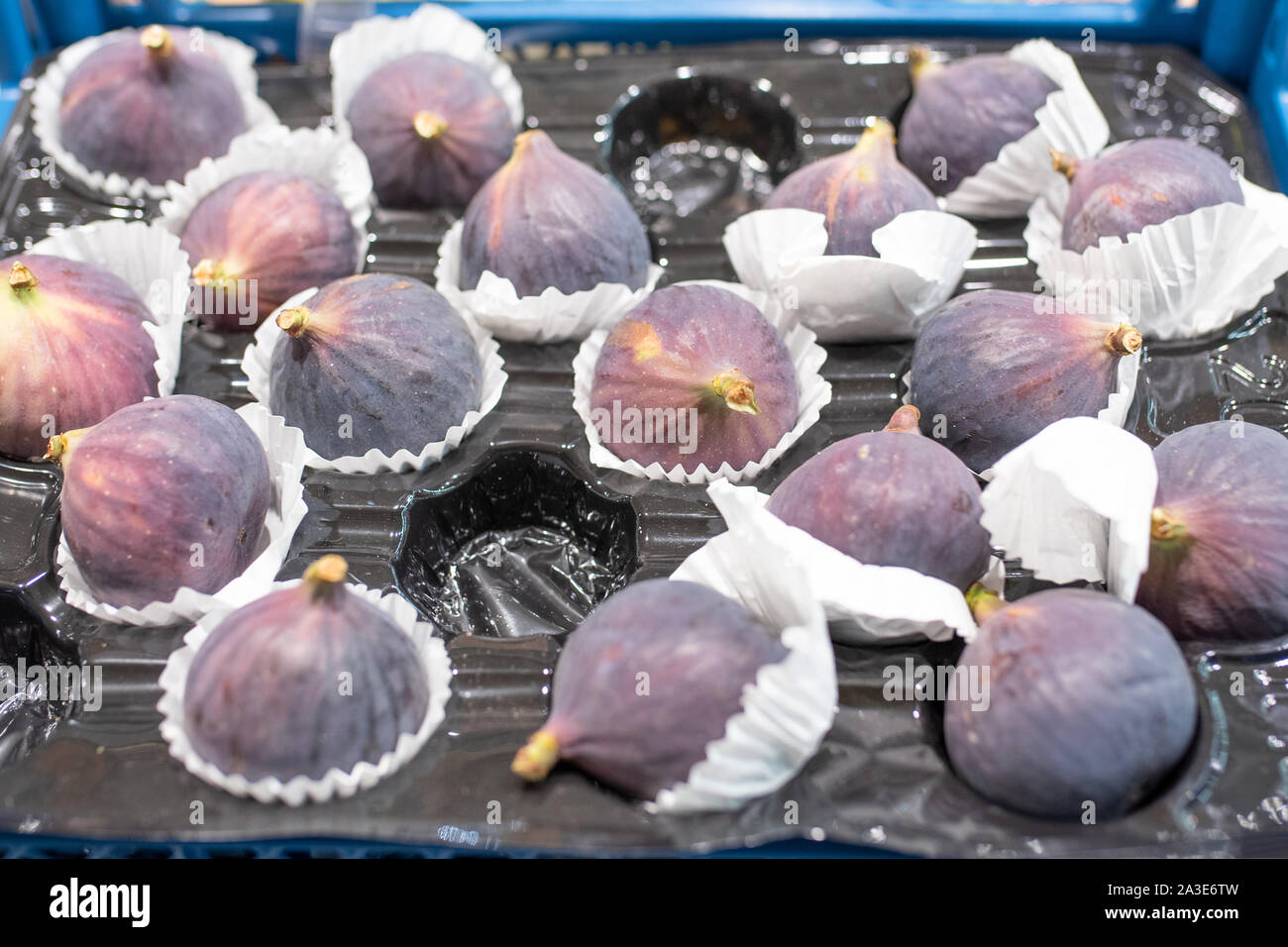 Purple figs in boxing, in a supermarket Stock Photo Alamy